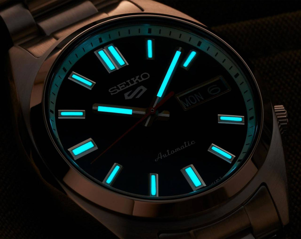 Seiko_o 5 Sports SNXS Automatic silver green and Red niddle