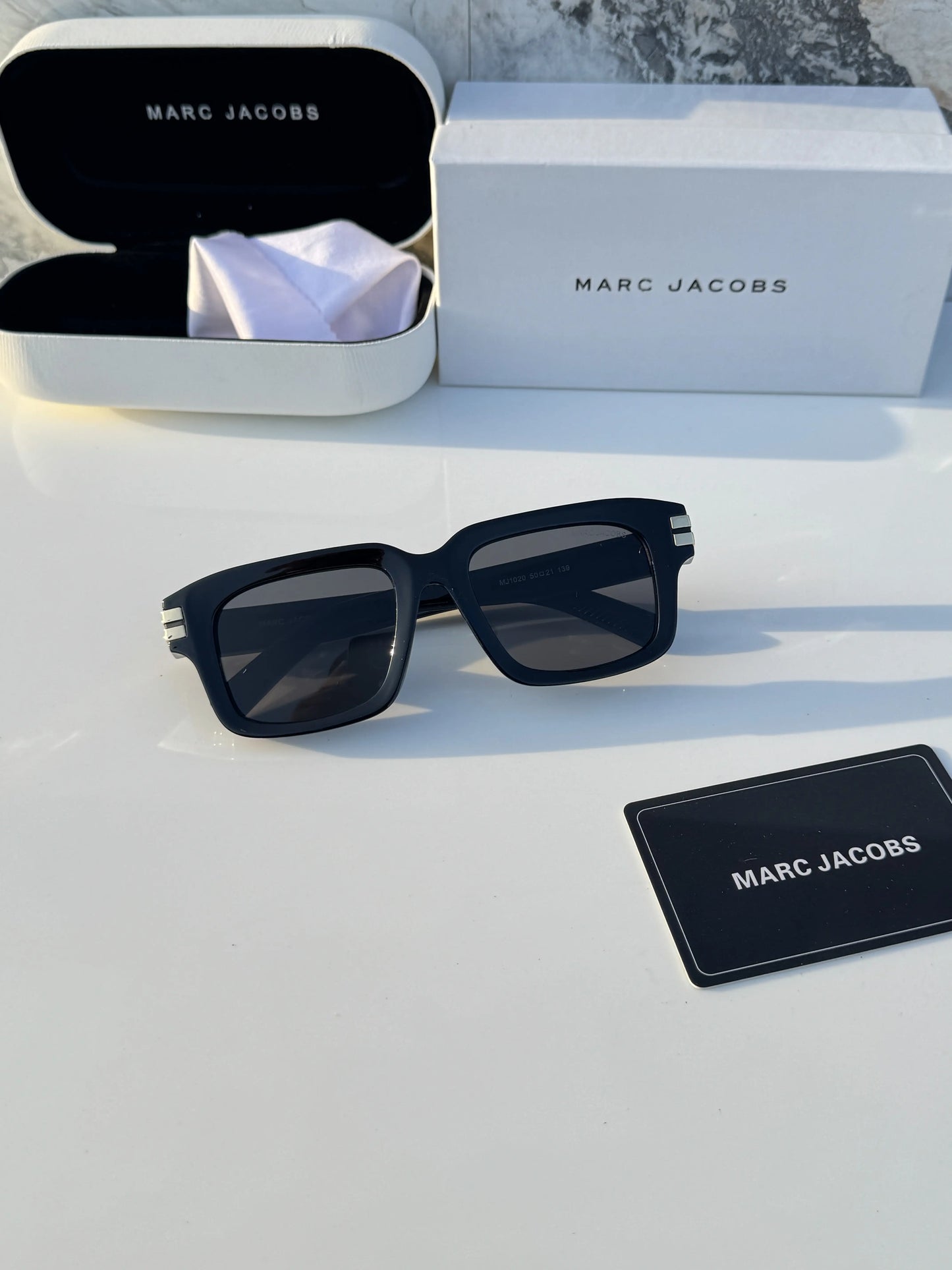 Marc_jacobs_1020_black_gold