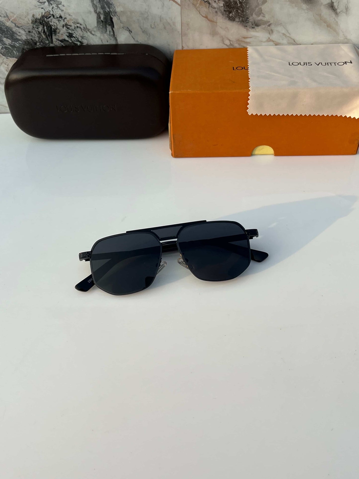 Louis_vuitton_2593_black