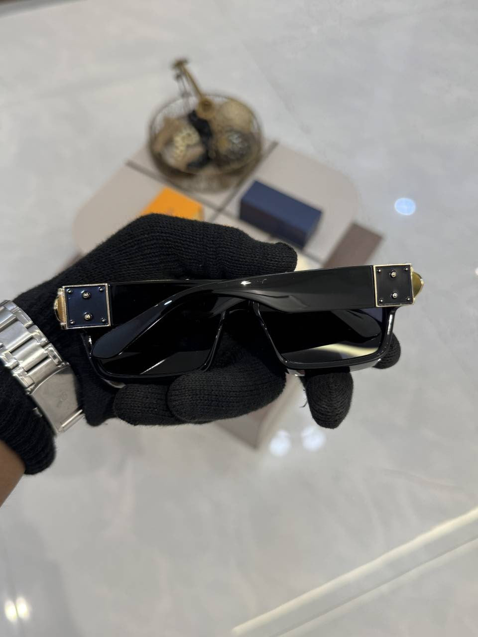 Louis_Vuitton_1940_Gold_Black