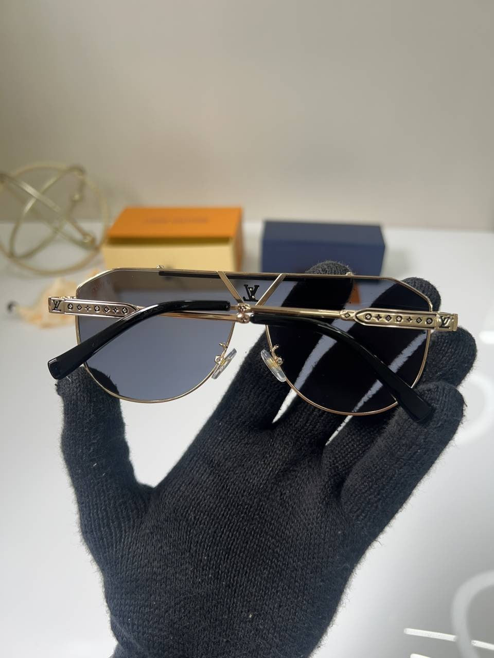 Louis_Vuittion_22295_Gold_Black