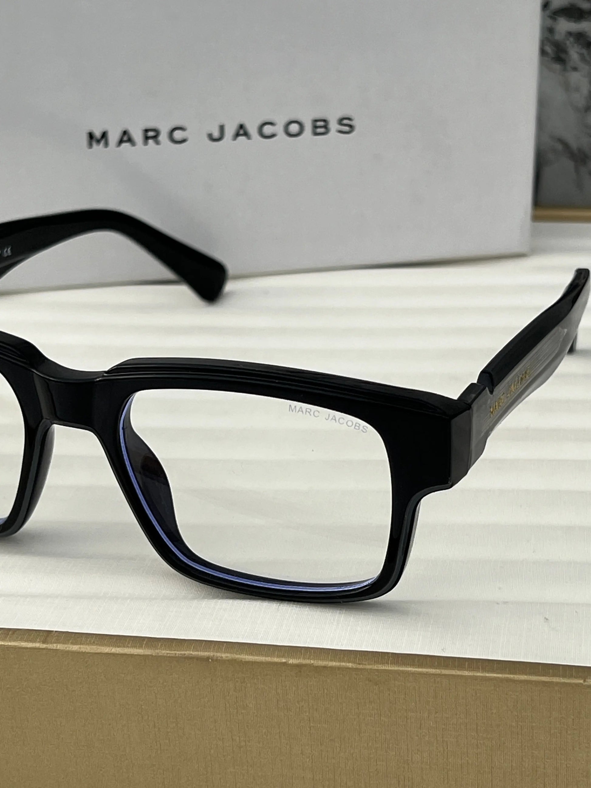 Marc_jacobs_1117_black_plano
