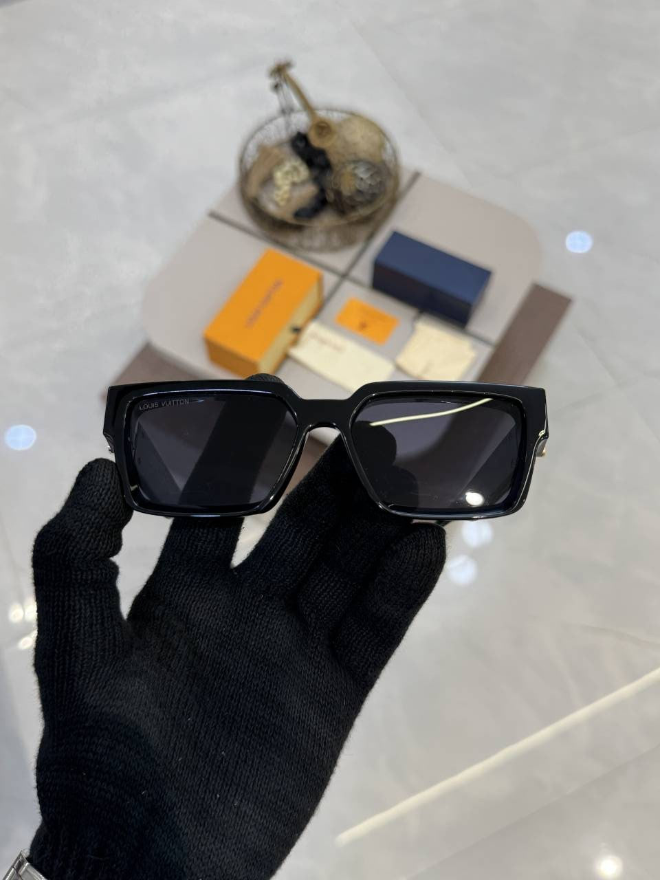 Louis_Vuitton_1940_Gold_Black