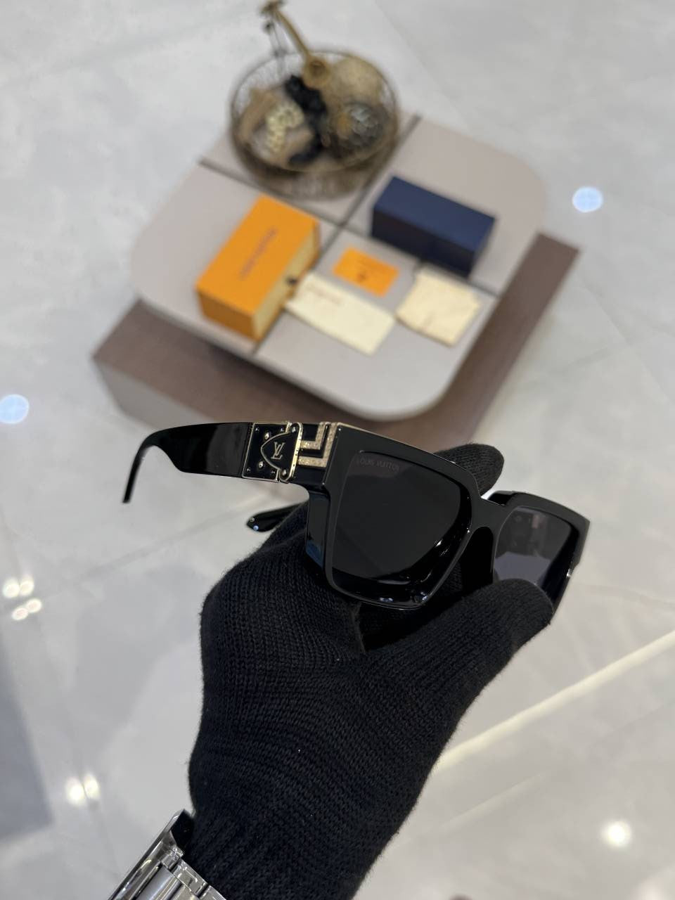 Louis_Vuitton_1940_Gold_Black