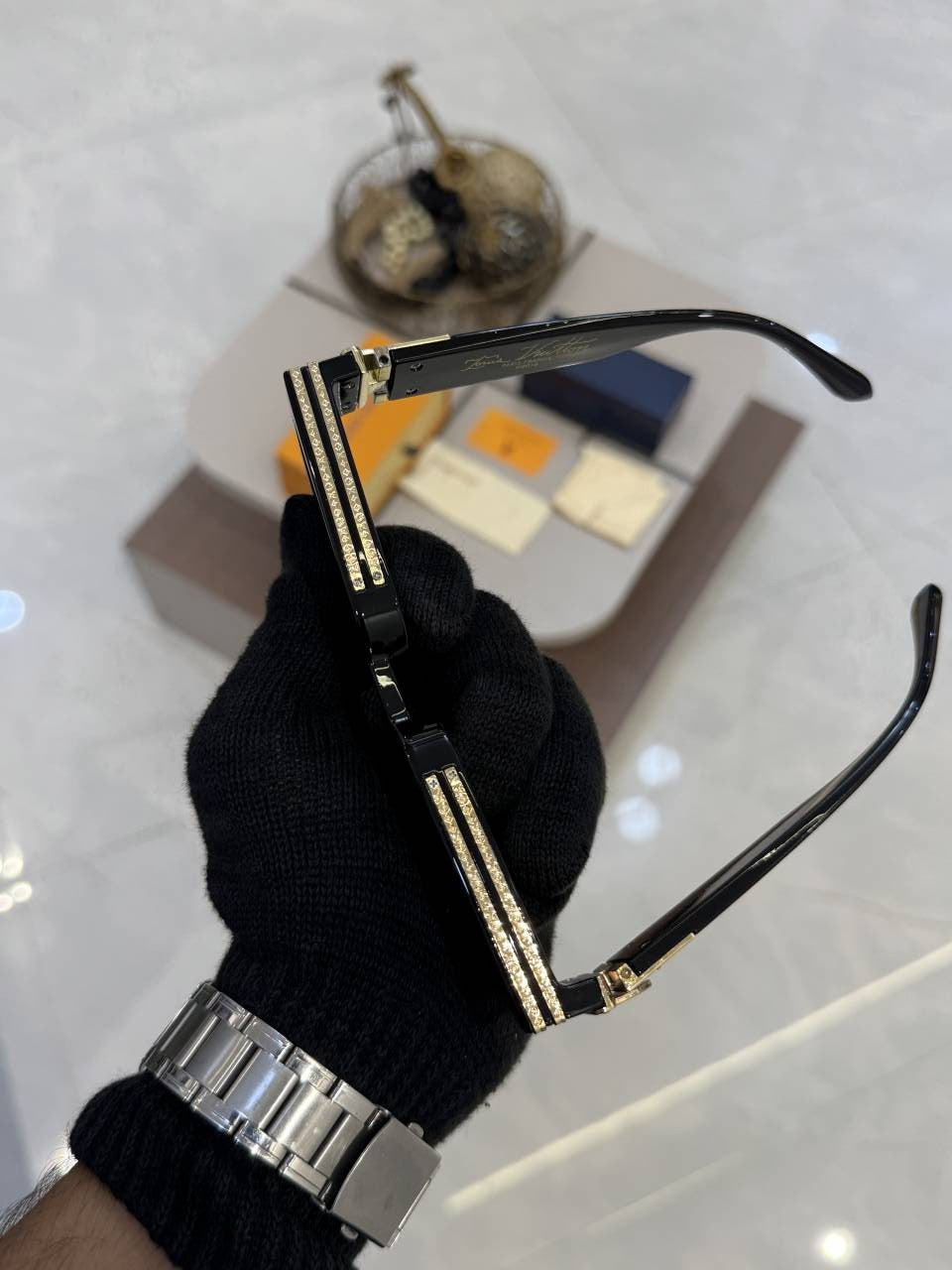 Louis_Vuitton_1940_Gold_Black