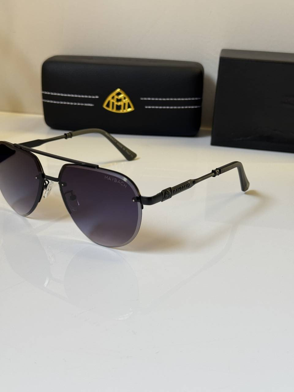Maybach_22018_Purple_Black