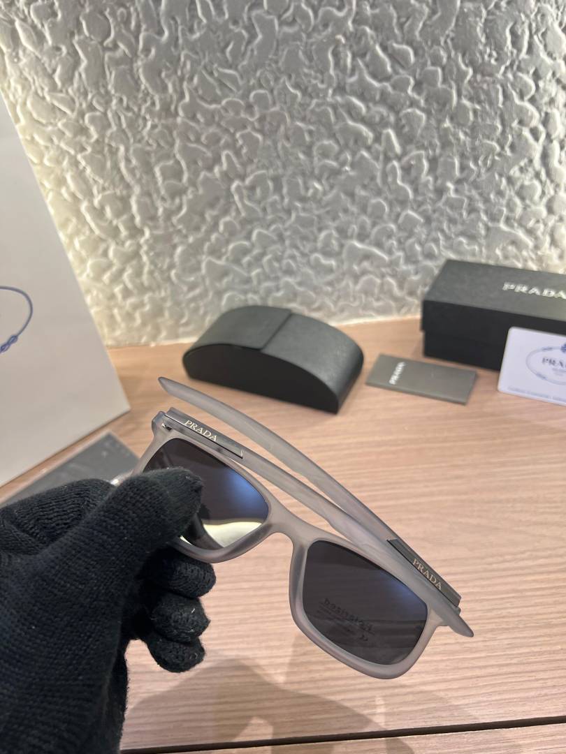 Prad_2124 water grey