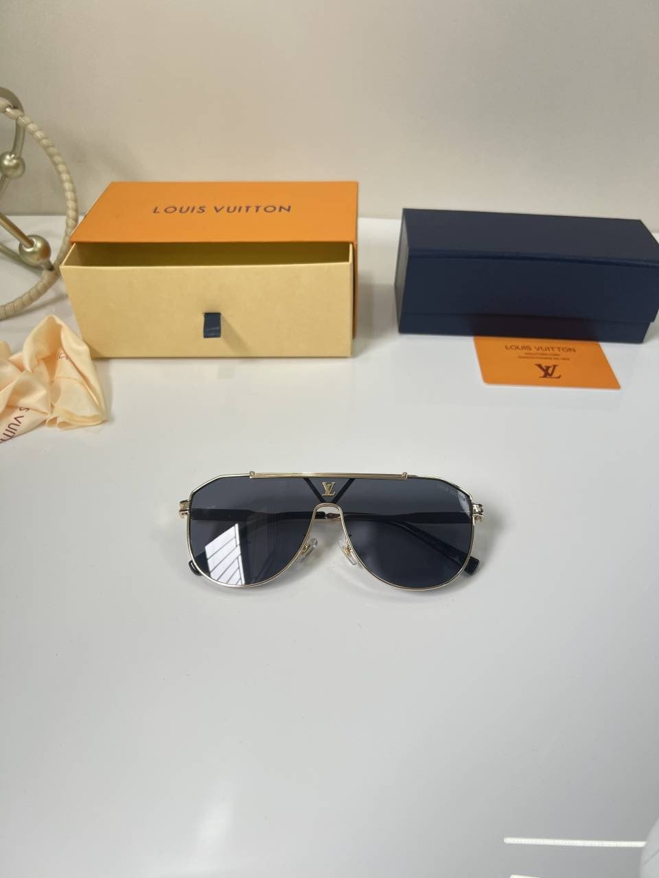 Louis_Vuittion_22295_Gold_Black