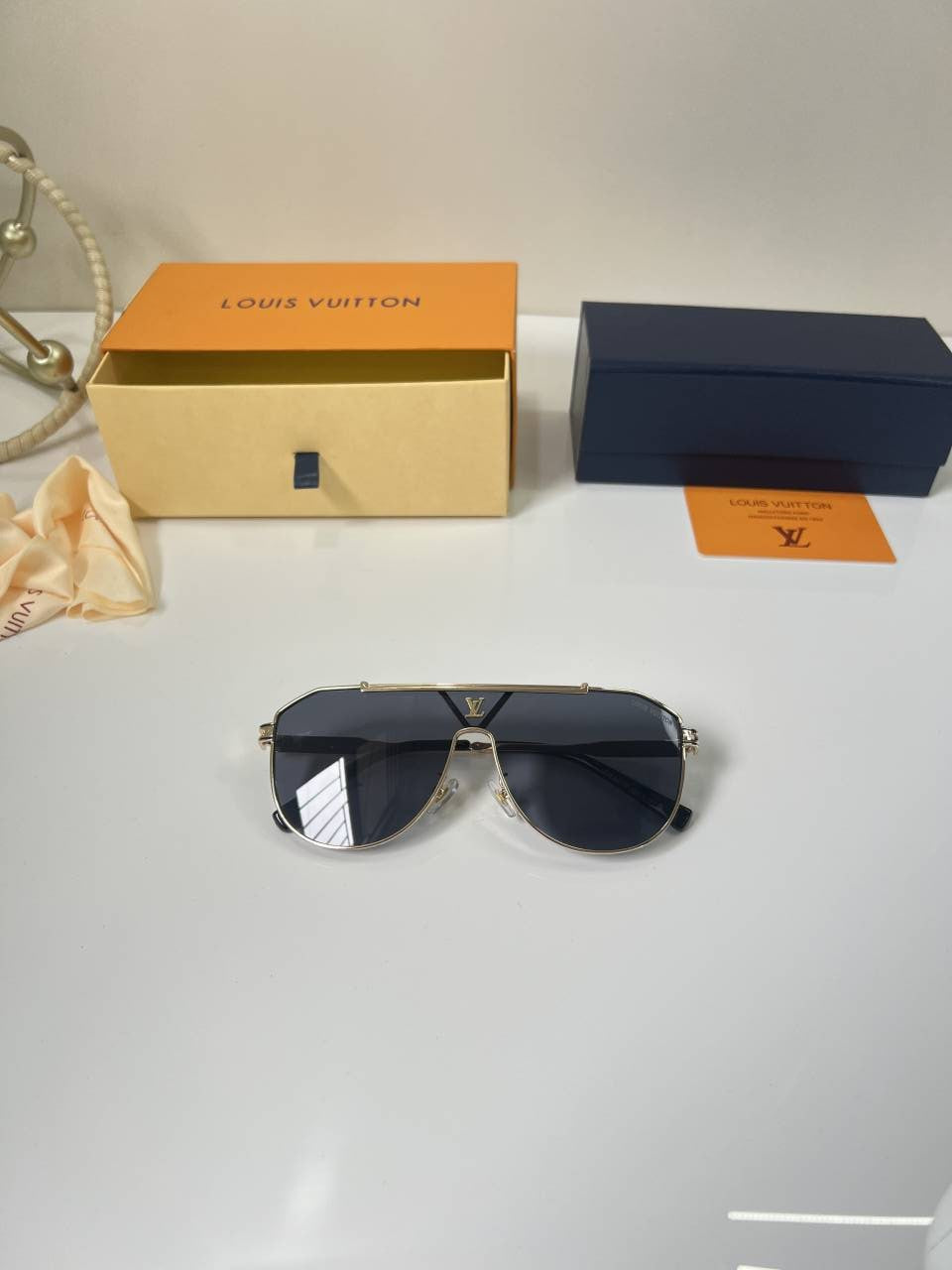 Louis_Vuittion_22295_Gold_Black