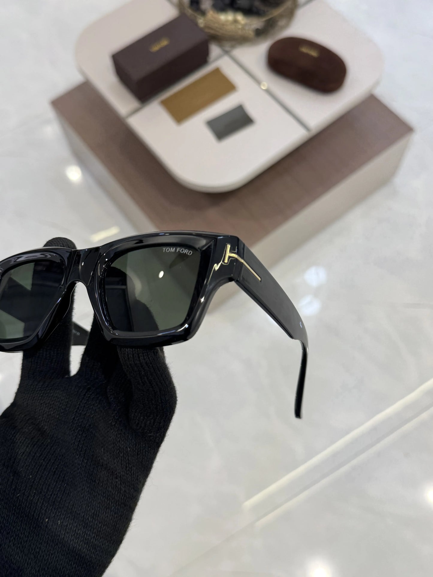 Tomford_184_Black_Dark_Green