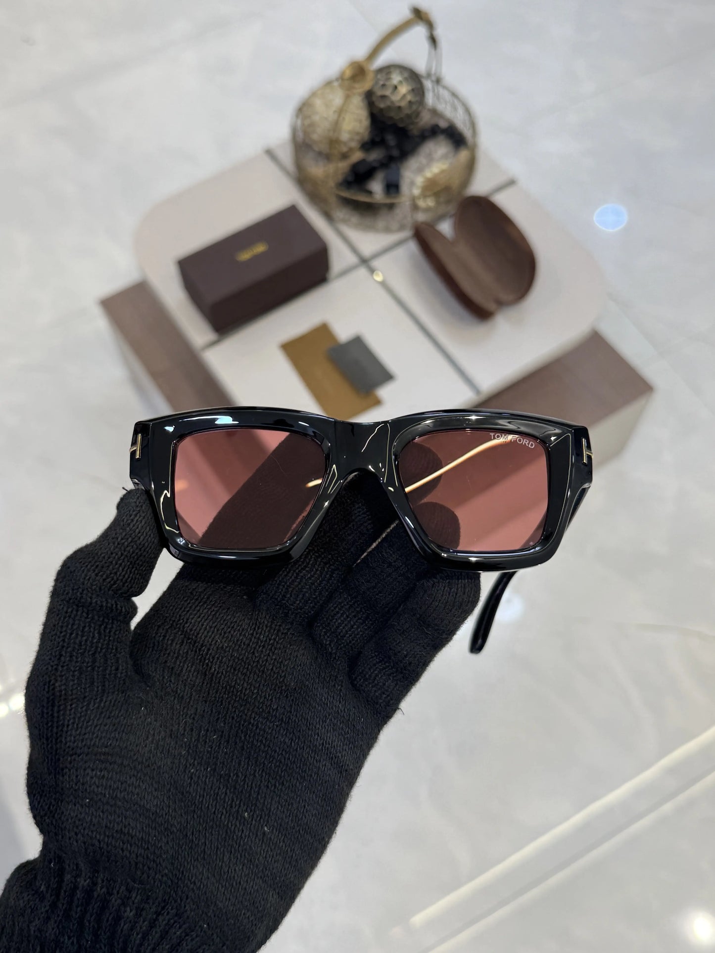 Tomford_184_Black_Red_Candy