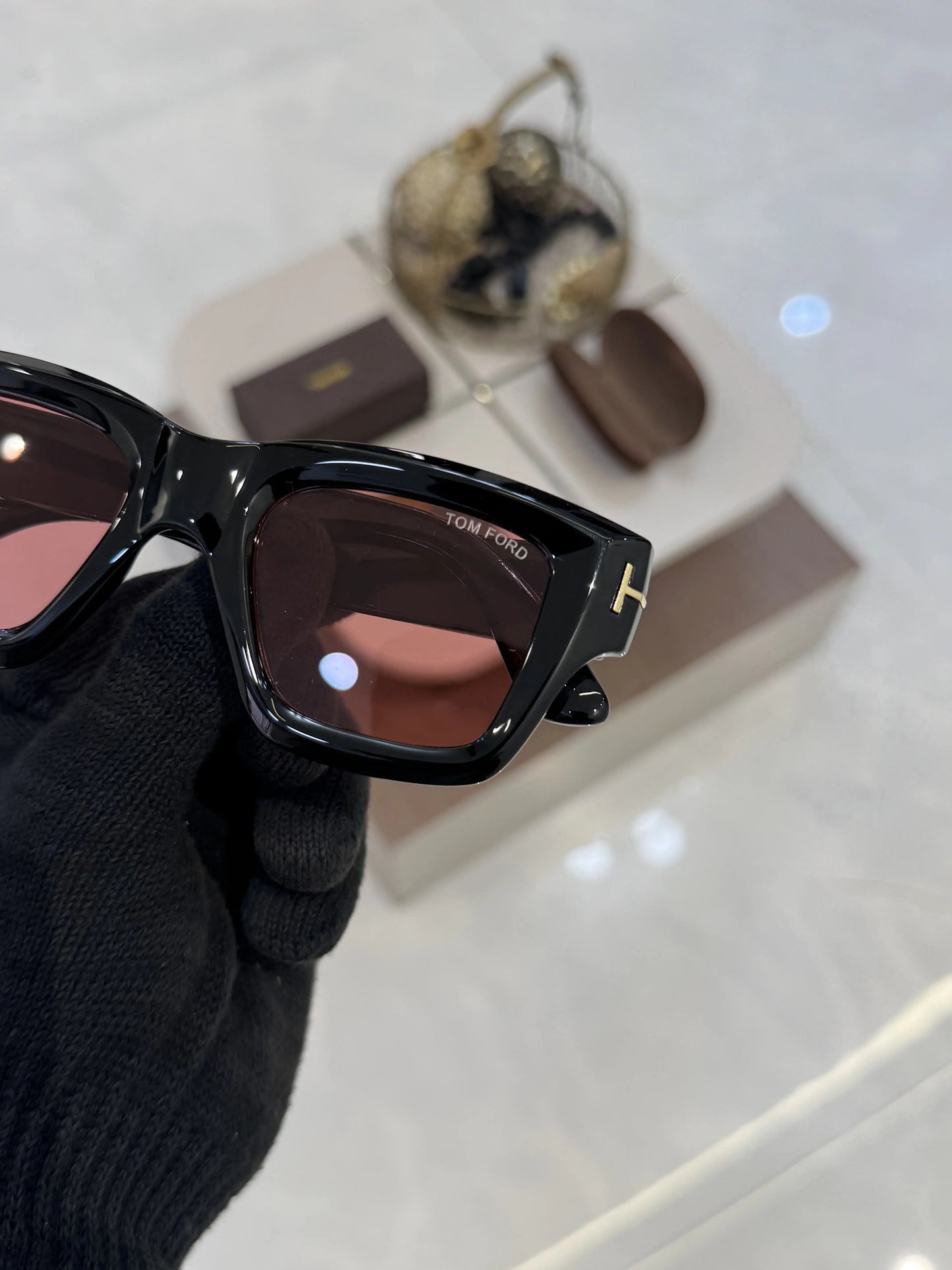 Tomford_184_Black_Red_Candy
