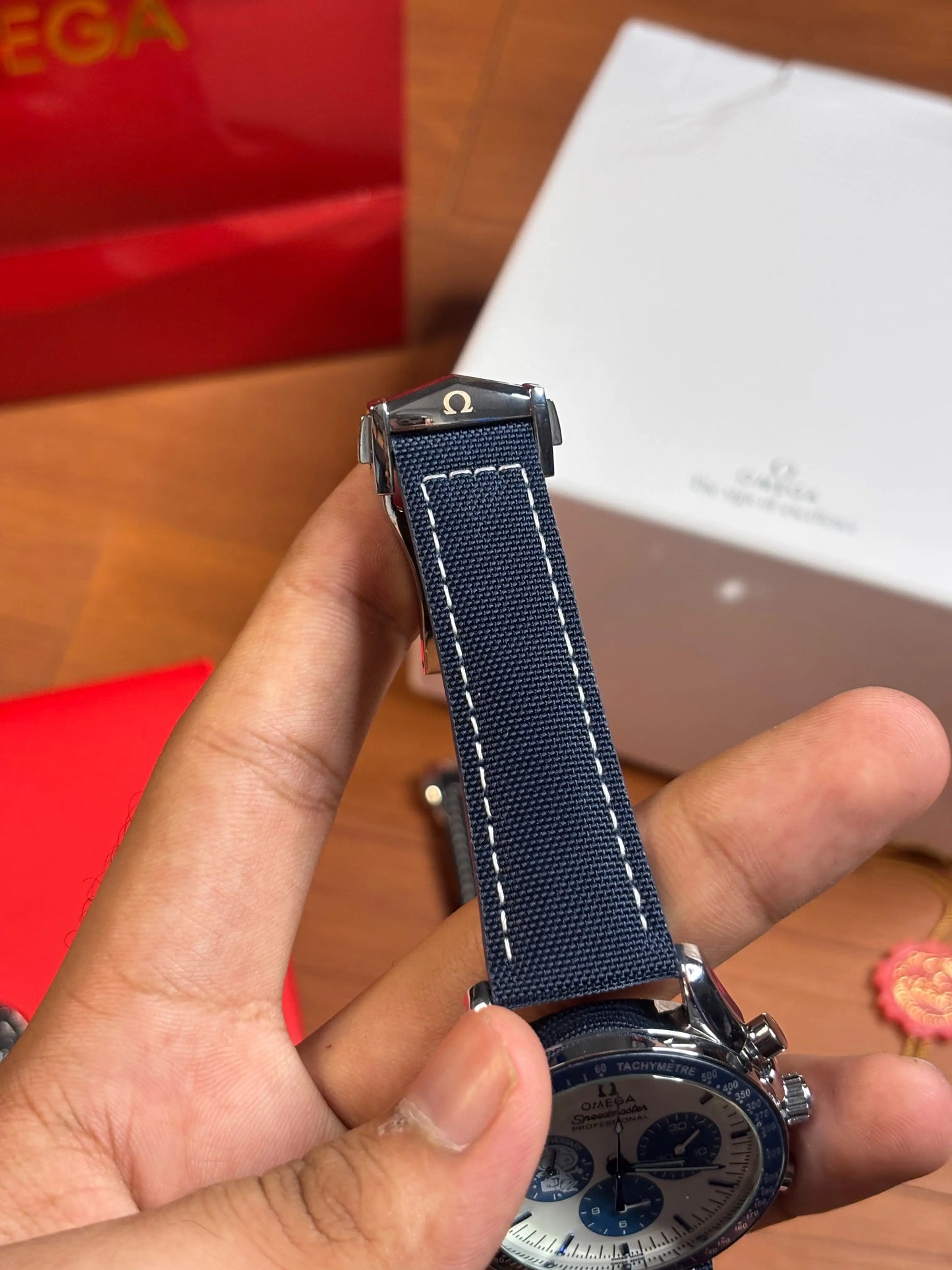 Omeg_a Speedmaster Silver Snoopy