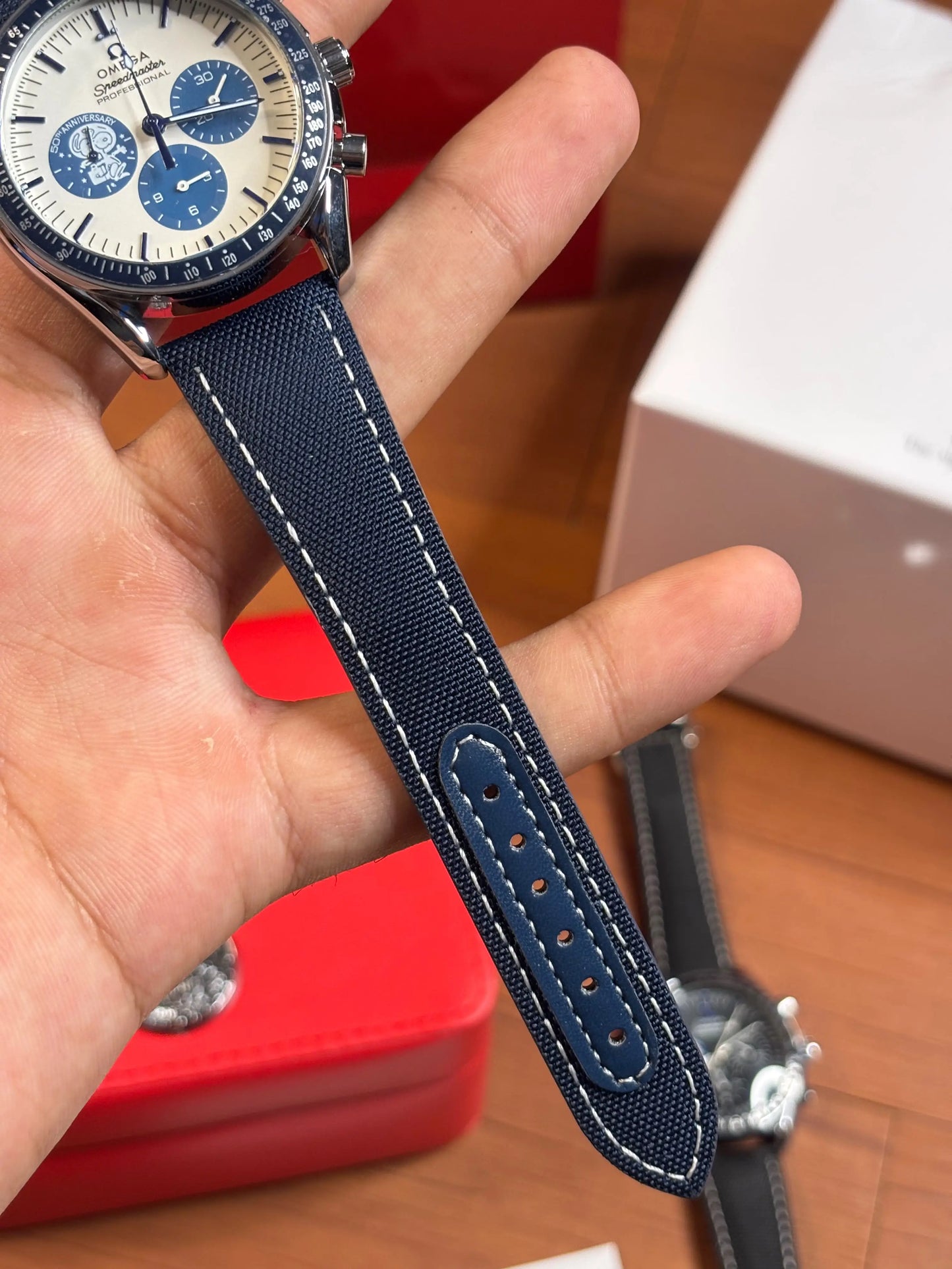 Omeg_a Speedmaster Silver Snoopy